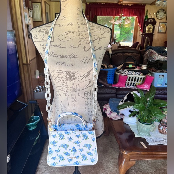 HOUSE OF WANT WE ARE CHIC VEGAN LEATHER TOP HANDLE CROSSBODY IN BLUE FLORAL. - Picture 15 of 17